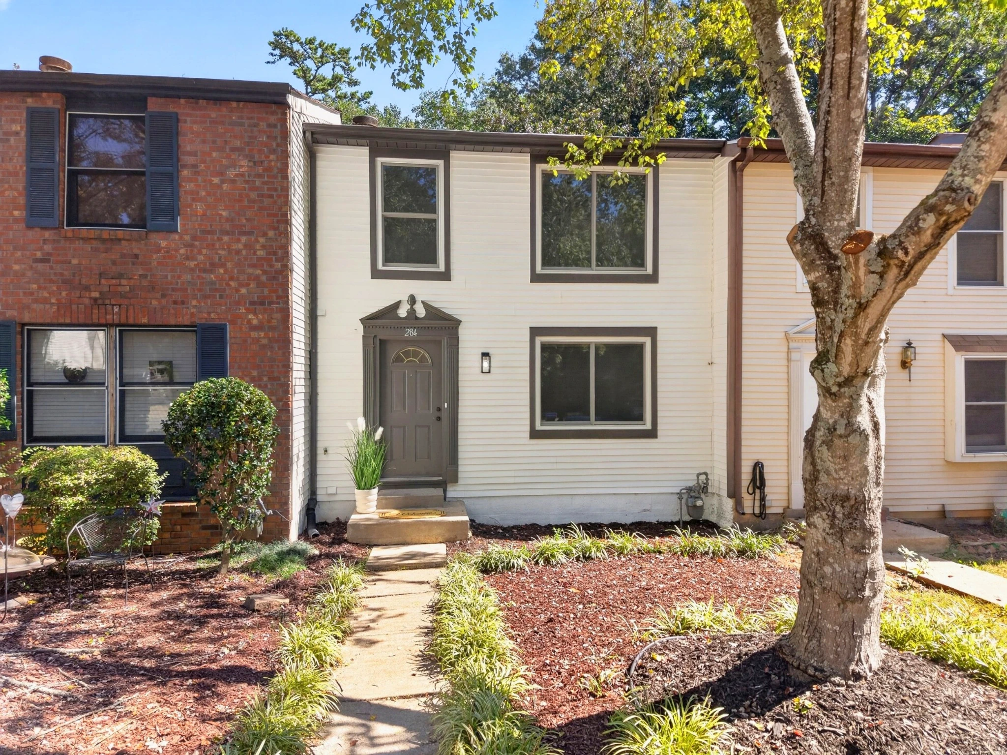 Front walkway and landscaping · 284 Roswell Commons Circle