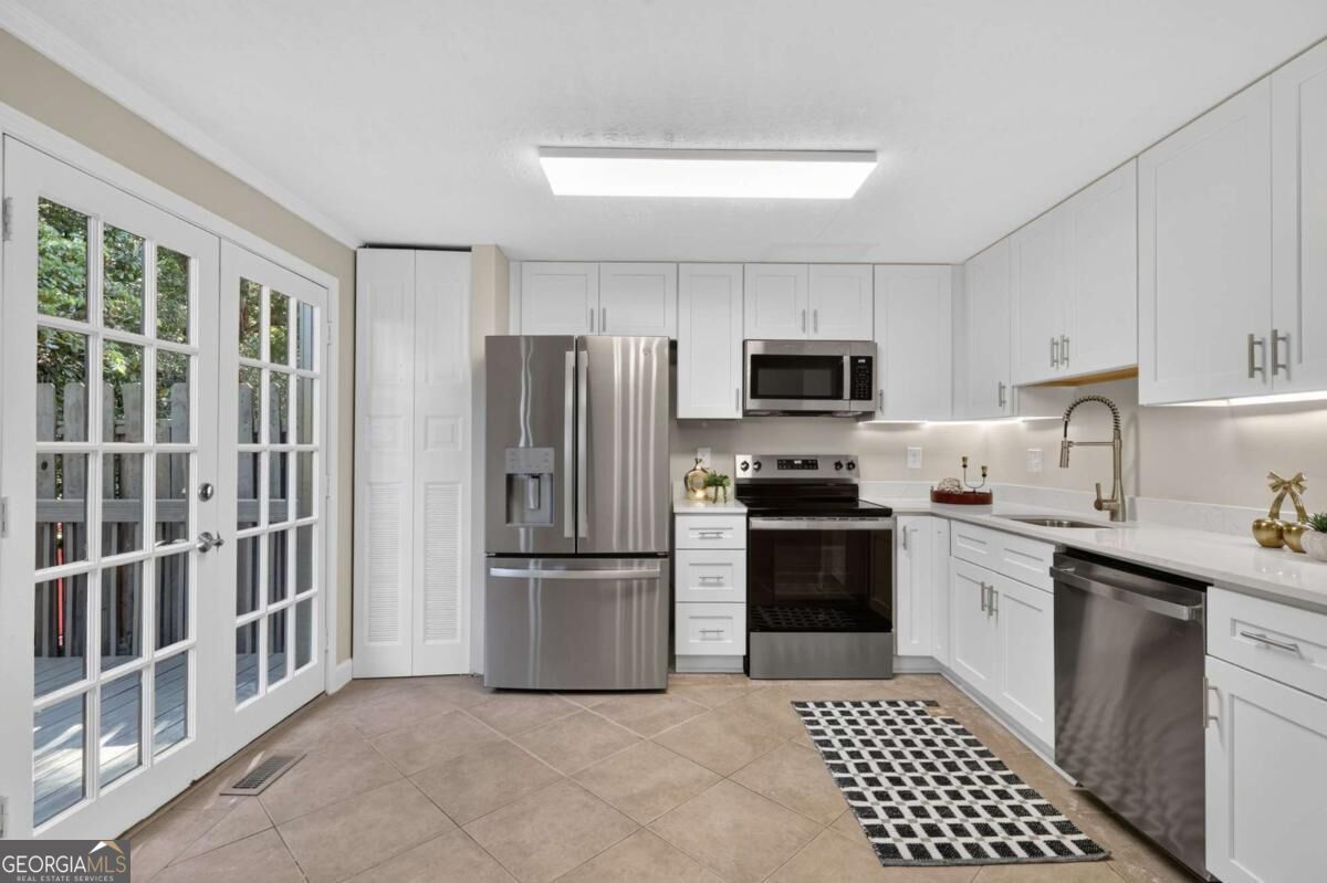 Renovated kitchen · 284 Roswell Commons Circle
